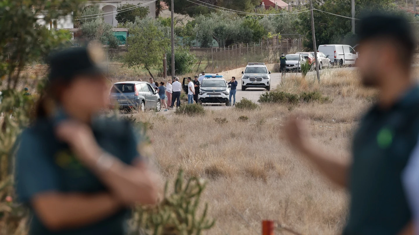 Un hombre mata a su mujer y al hijo de esta en Benaguasil (Valencia) y luego se suicida Vehículos de la Guardia Civil y de servicios fúnebres en el lugar en el que un hombre ha matado supuestamente a su mujer y al hijo de esta en un domicilio de la localidad valenciana de Benaguasil y posteriormente se ha suicidado, según han avanzado a EFE fuentes cercanas a la investigación. EFE/ Kai Försterling
