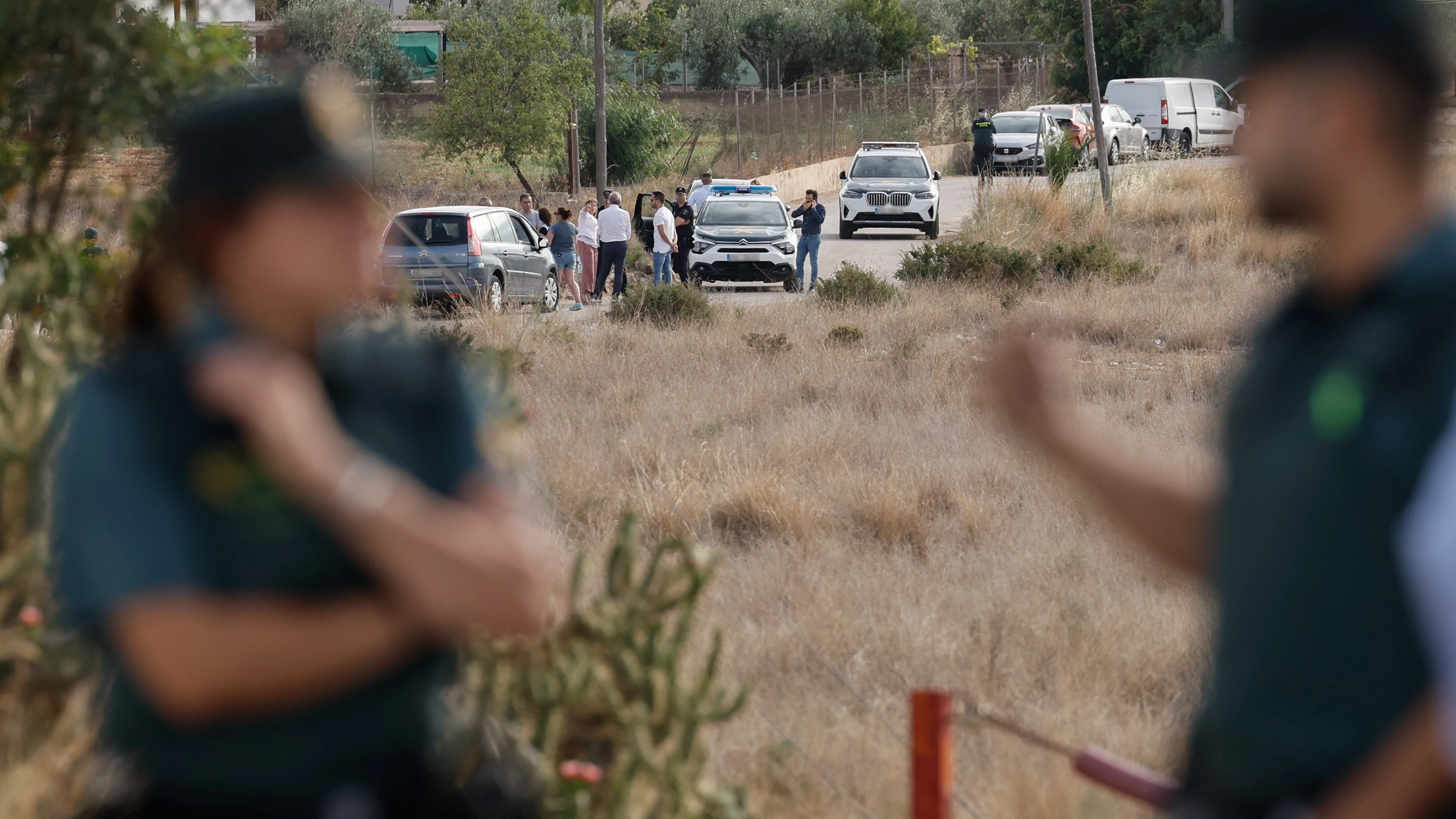 Vehículos de la Guardia Civil y de servicios fúnebres en el lugar en el que un hombre ha matado supuestamente a su mujer y al hijo de esta en un domicilio de la localidad valenciana de Benaguasil y posteriormente se ha suicidado, según han avanzado a EFE fuentes cercanas a la investigación. EFE/ Kai Försterling