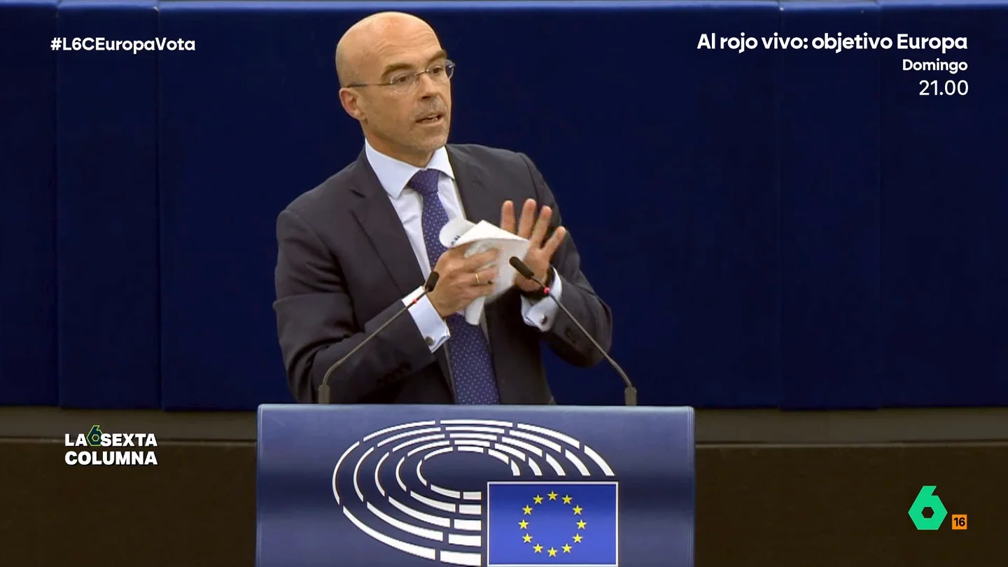 Un eurodiputado reprende a Jorge Buxadé (Vox) tras 'estrujar' la Agenda 2030 y el Pacto Verde laSexta Columna acompaña en este vídeo al eurodiputado Javi López en el trascendental momento de la votación de la directiva de calidad del aire: "Han votados todos a favor menos la extrema derecha", comenta mientras celebra su aprobación.