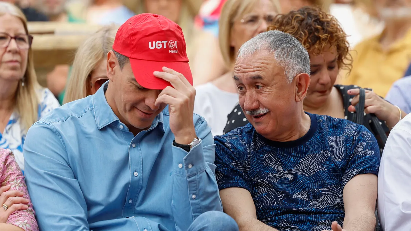 El presidente del Gobierno, Pedro Sánchez, junto al dirigente de UGT, Pepe Álvarez, en un mitin este viernes. El presidente del Gobierno, Pedro Sánchez, junto al dirigente de UGT, Pepe Álvarez, en un mitin este viernes.
