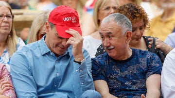 El presidente del Gobierno, Pedro Sánchez, junto al dirigente de UGT, Pepe Álvarez, en un mitin este viernes. 