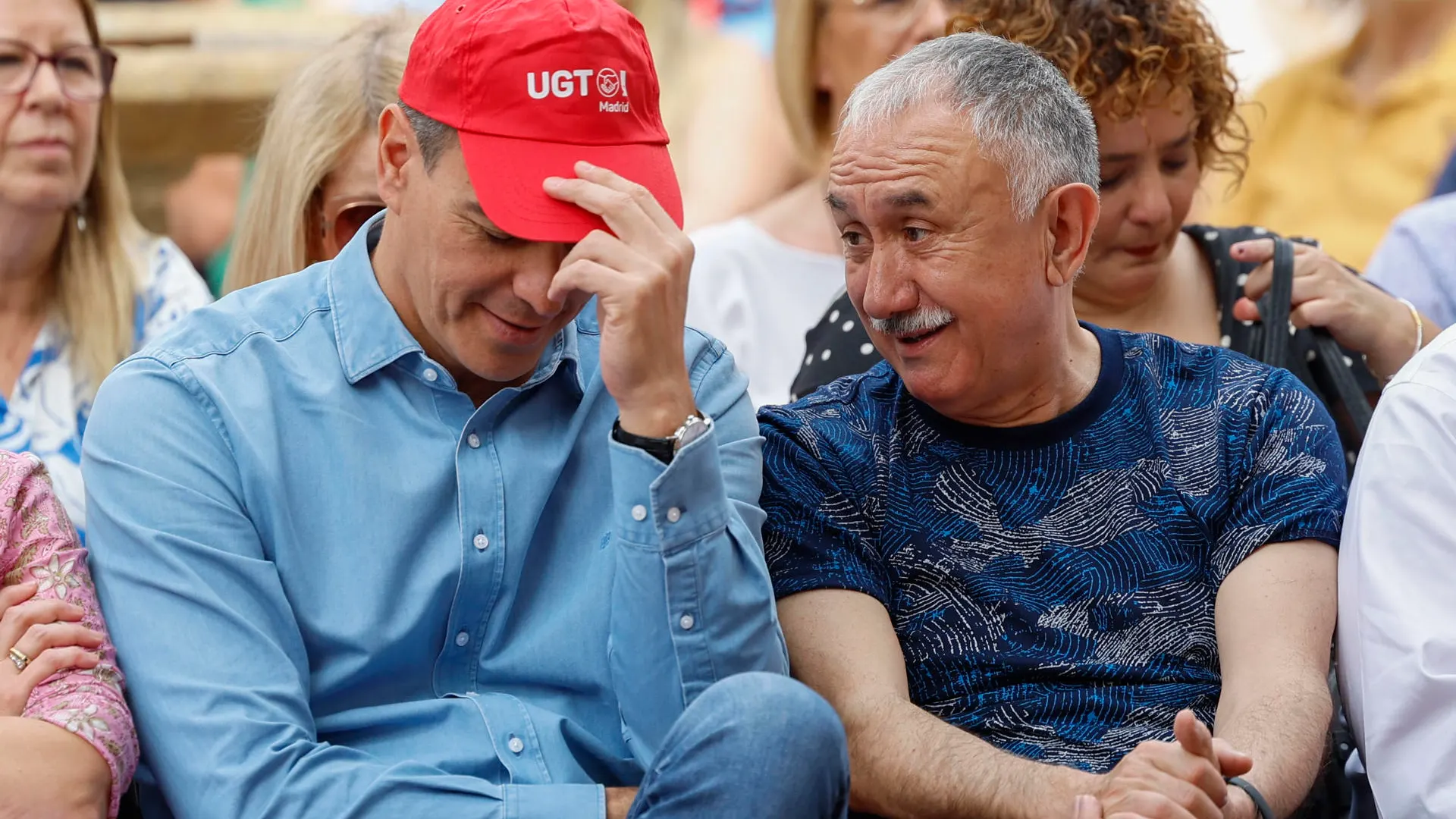 El presidente del Gobierno, Pedro Sánchez, junto al dirigente de UGT, Pepe Álvarez, en un mitin este viernes. 