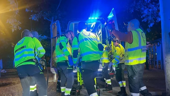 Sanitarios del Samur-PC estabilizan a un hombre herido grave por arma blanca en Carabanche Sanitarios del Samur-PC estabilizan a un hombre herido grave por arma blanca en Carabanche