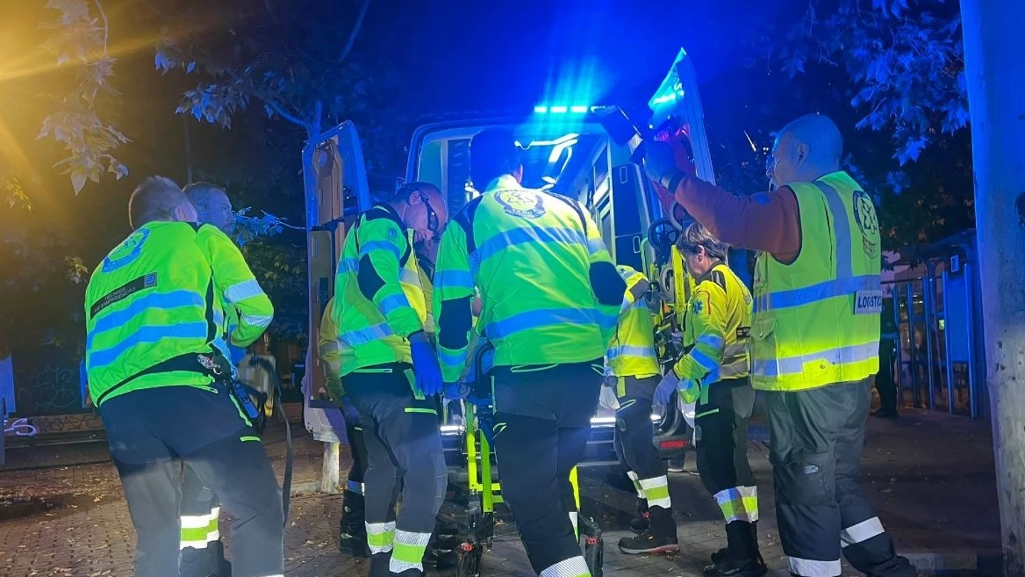 Sanitarios del Samur-PC estabilizan a un hombre herido grave por arma blanca en Carabanche Sanitarios del Samur-PC estabilizan a un hombre herido grave por arma blanca en Carabanche