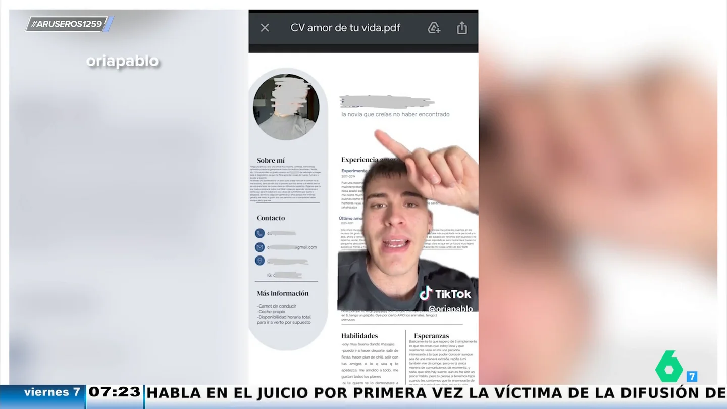 Un tiktoker recibe un currículum de una chica que quiere ser su novia y acepta tener una cita Un tiktoker recibe un currículum de una chica que quiere ser su novia y acepta tener una cita