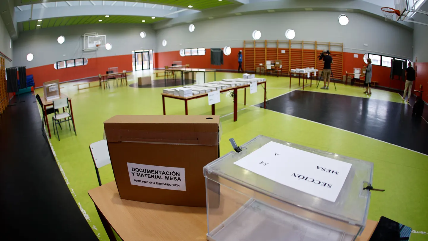 Imagen de una urna en un colegio electoral Imagen de una urna en un colegio electoral