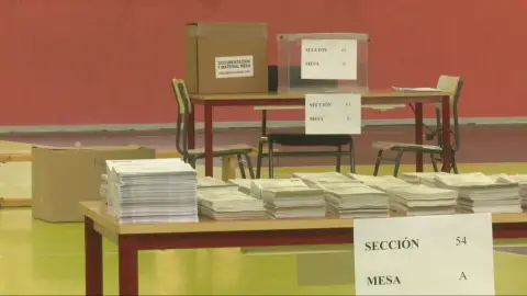 Una mesa electoral preparada para las elecciones europeas
