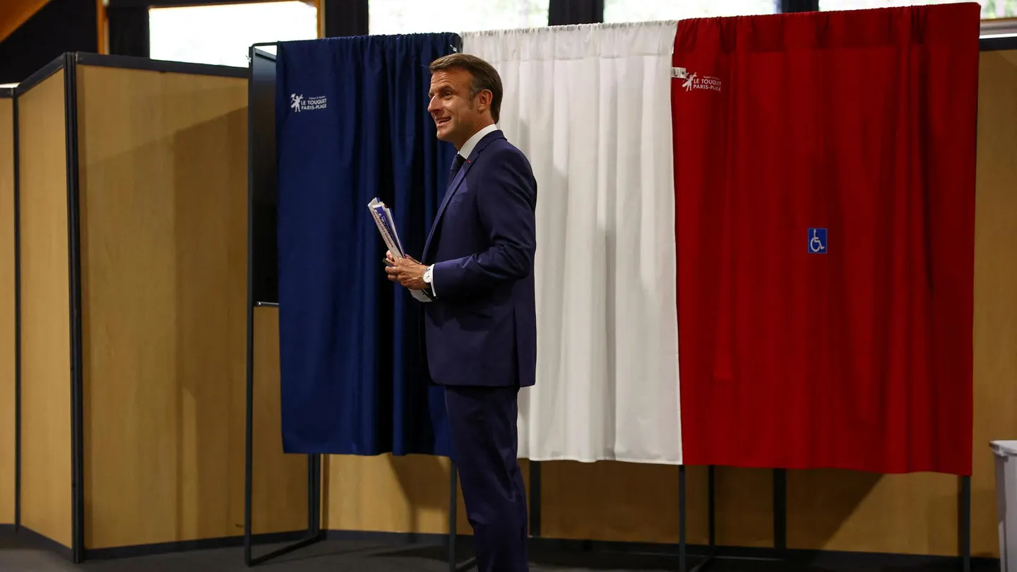 El presidente francés, Emmanuel Macron, ante una cabina de votación este domingo. El presidente francés, Emmanuel Macron, ante una cabina de votación este domingo.