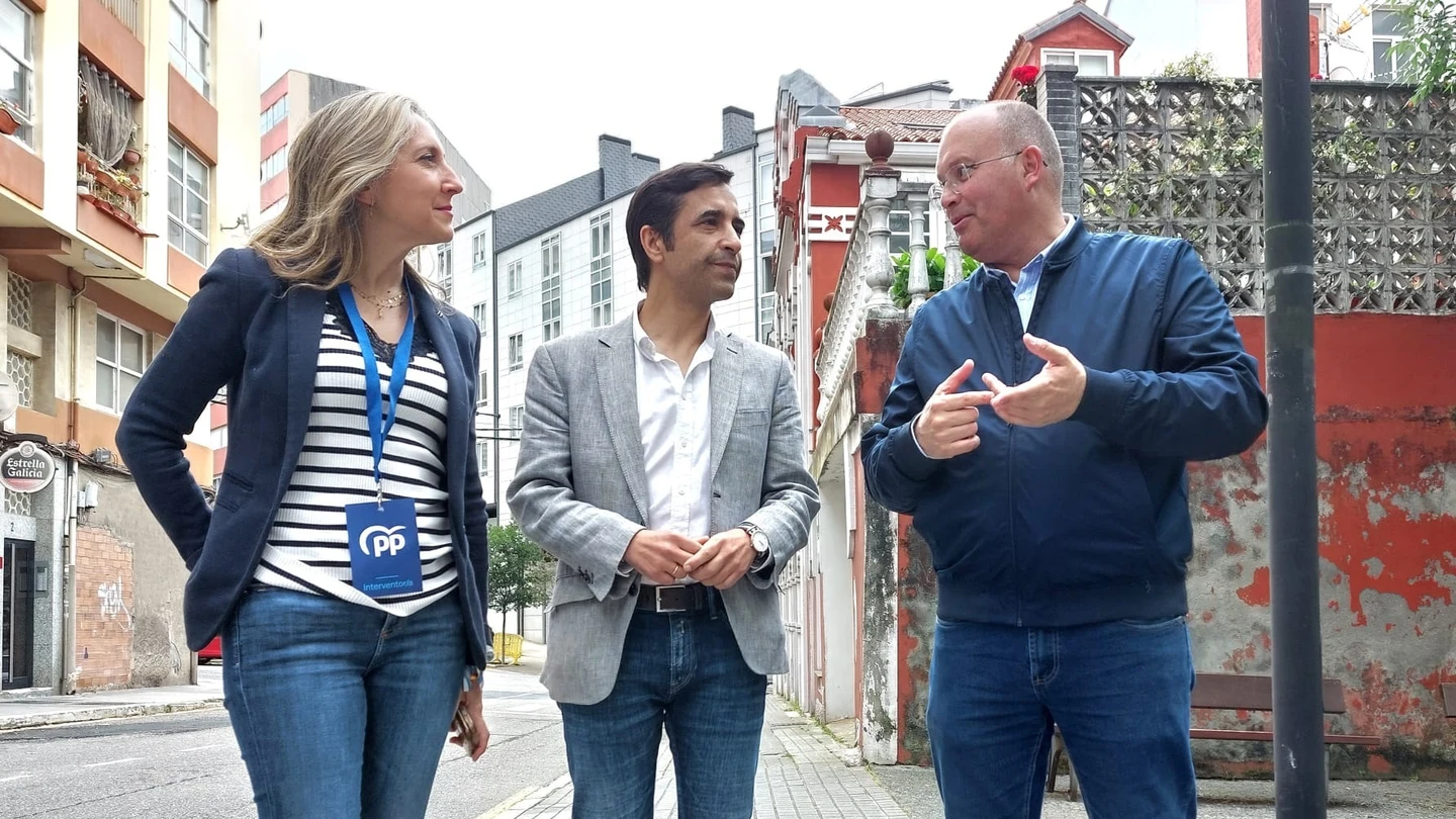 La delegada de la Xunta en Ferrol, Martina Aneiros, el alcalde, José Manuel Rey Varela, y el portavoz del PP en el Congreso, Miguel Tellado. La delegada de la Xunta en Ferrol, Martina Aneiros, el alcalde, José Manuel Rey Varela, y el portavoz del PP en el Congreso, Miguel Tellado.