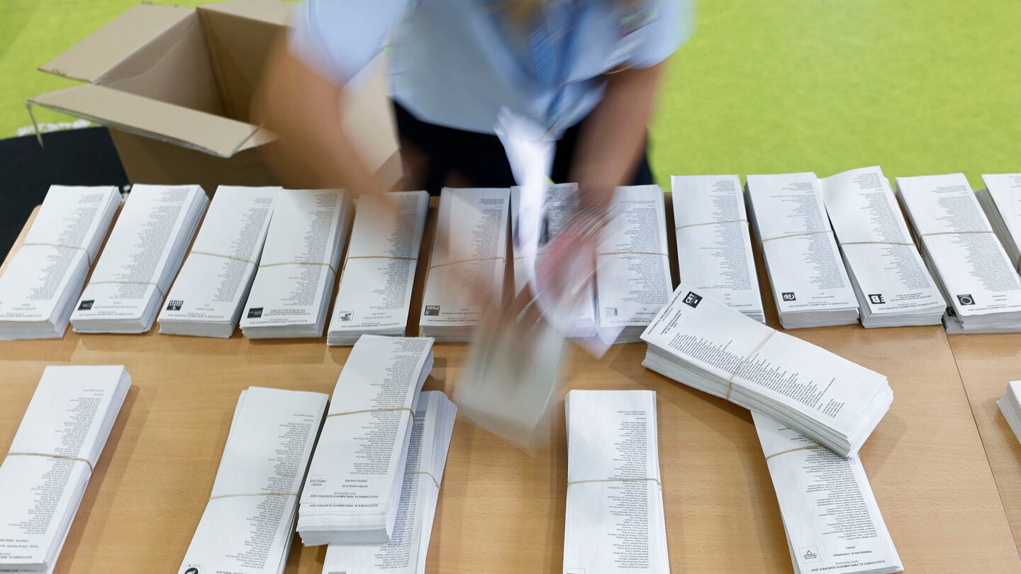Una persona prepara las papeletas para la jornada electoral europea del 9-J, este sábado en el centro de votación en el colegio Blas de Lezo en Parla (Madrid)
