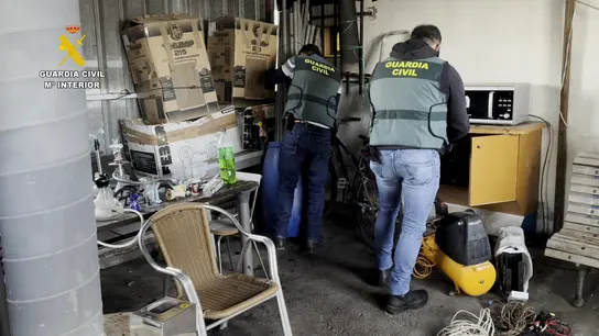 Detienen a 17 personas en Madrid en el desmantelamiento de una banda traficante de cocaína Diecisiete personas, once hombres y seis mujeres, han sido detenidas en el desmantelamiento de un grupo dedicado al tráfico de cocaína asentado en la Cañada Real Galiana y en Mejorada del Campo, en Madrid,