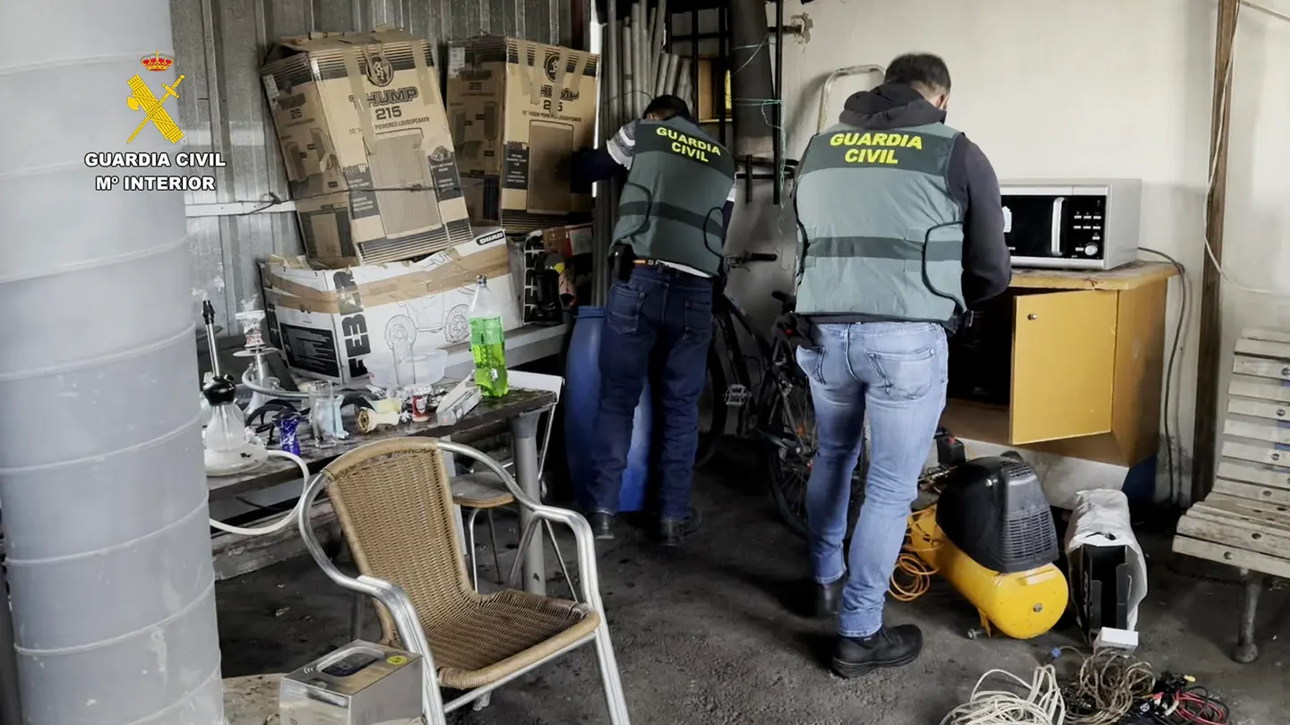 Detienen a 17 personas en Madrid en el desmantelamiento de una banda traficante de cocaína Diecisiete personas, once hombres y seis mujeres, han sido detenidas en el desmantelamiento de un grupo dedicado al tráfico de cocaína asentado en la Cañada Real Galiana y en Mejorada del Campo, en Madrid,