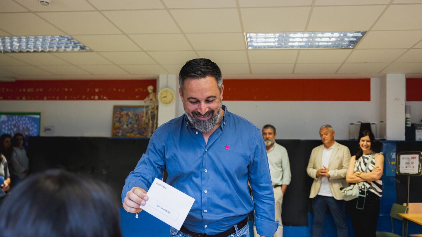 El presidente de Vox, Santiago Abascal, ejerce su derecho a voto en un colegio electoral madrileño este 9J.