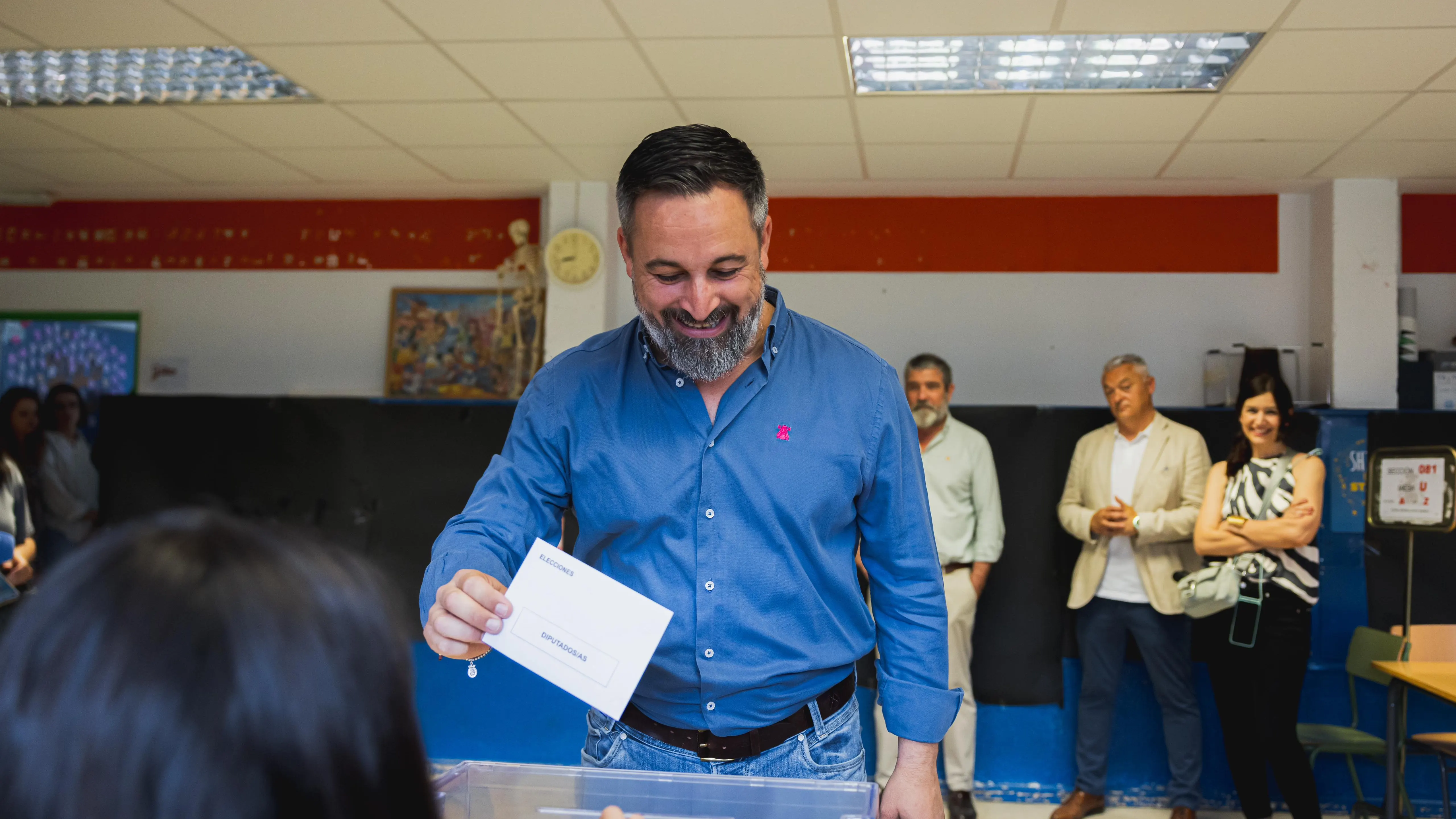 El presidente de Vox, Santiago Abascal, ejerce su derecho a voto en un colegio electoral madrileño este 9J.