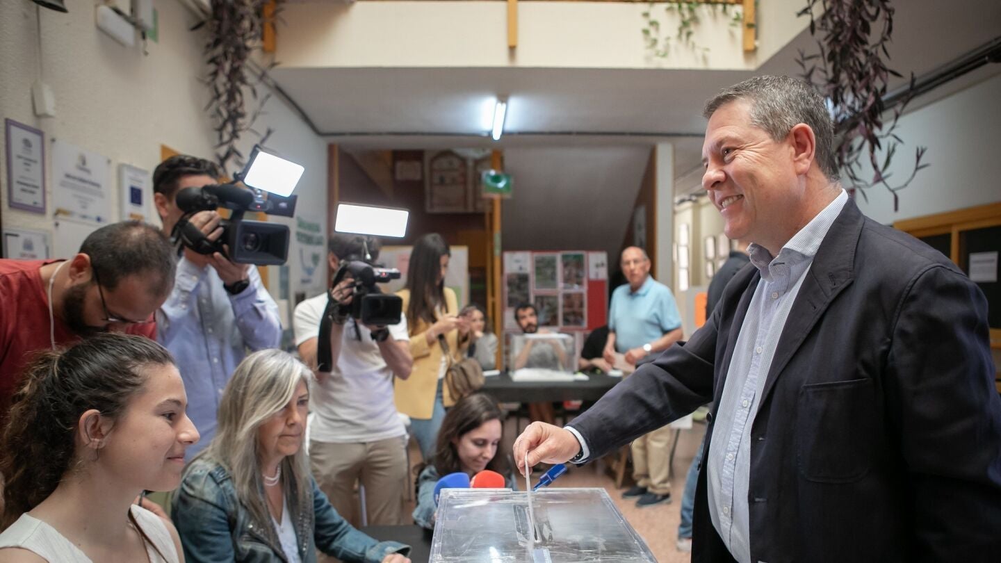 El presidente de Castilla-La Mancha y secretario general del PSOE en la región, Emiliano García-Page, votando en las elecciones al Parlamento Europeo.