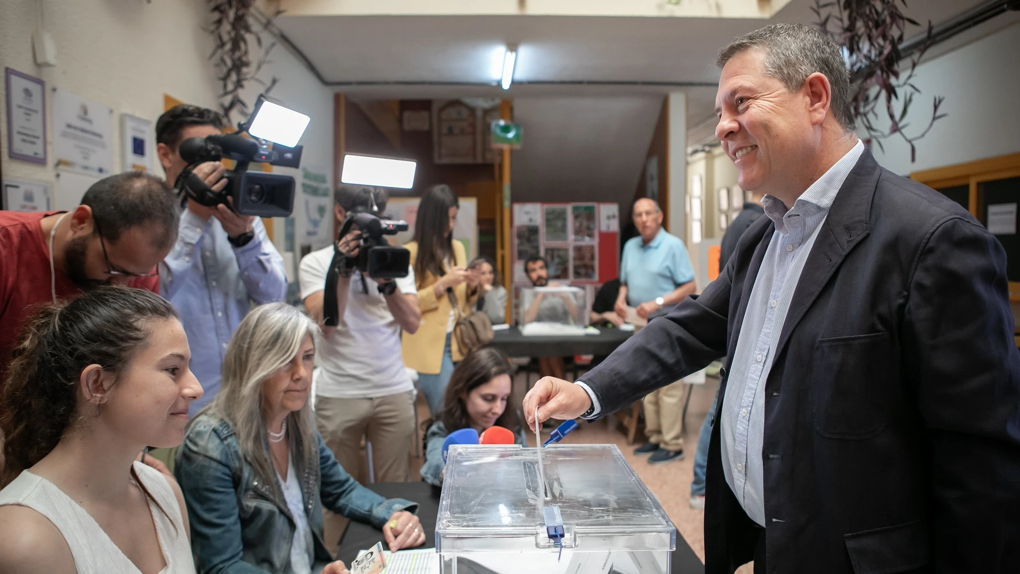 El presidente de Castilla-La Mancha y secretario general del PSOE en la región, Emiliano García-Page, votando en las elecciones al Parlamento Europeo.