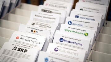 Papeletas de los diferentes partidos que se han presentado en las elecciones europeas en Suecia