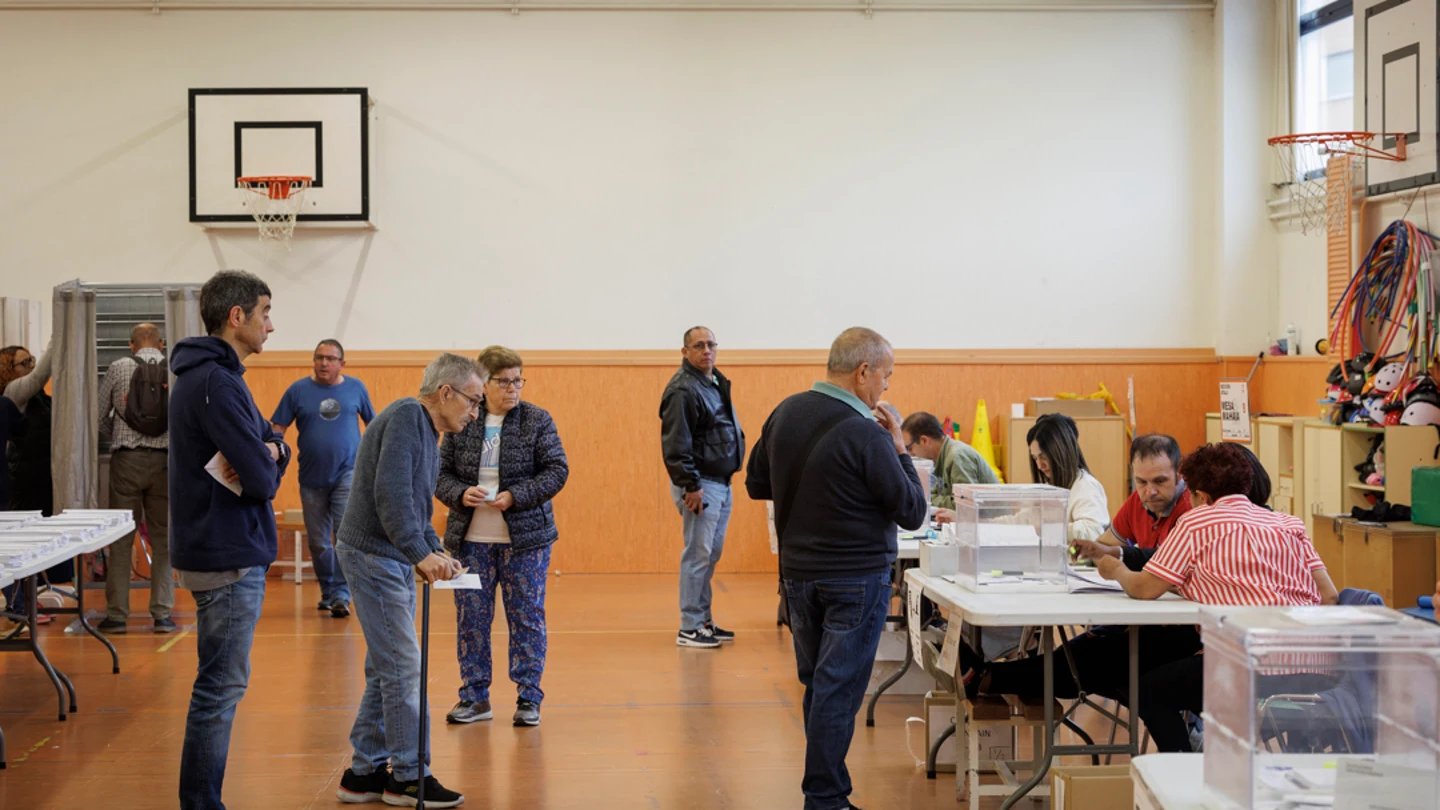 Varios votantes hacen cola para ejercer su derecho al voto en las elecciones europeas en un colegio electoral de Pamplona Varios votantes hacen cola para ejercer su derecho al voto en las elecciones europeas en un colegio electoral de Pamplona