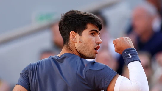 Carlos Alcaraz alza el puño Carlos Alcaraz alza el puño