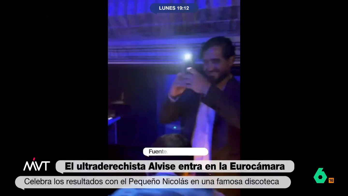 La reacción de Iñaki López al ver a Alvise Pérez celebrar los resultados de Se acabó la fiesta en una discoteca Iñaki López reacciona en este vídeo a las imágenes de Alvise Pérez celebrando en una discoteca los resultados de Se acabó la fiesta en las europeas junto al 'pequeño Nicolás' y unos tubos fluorescentes: "¿Qué es, una quedada de Star Wars?", comenta.