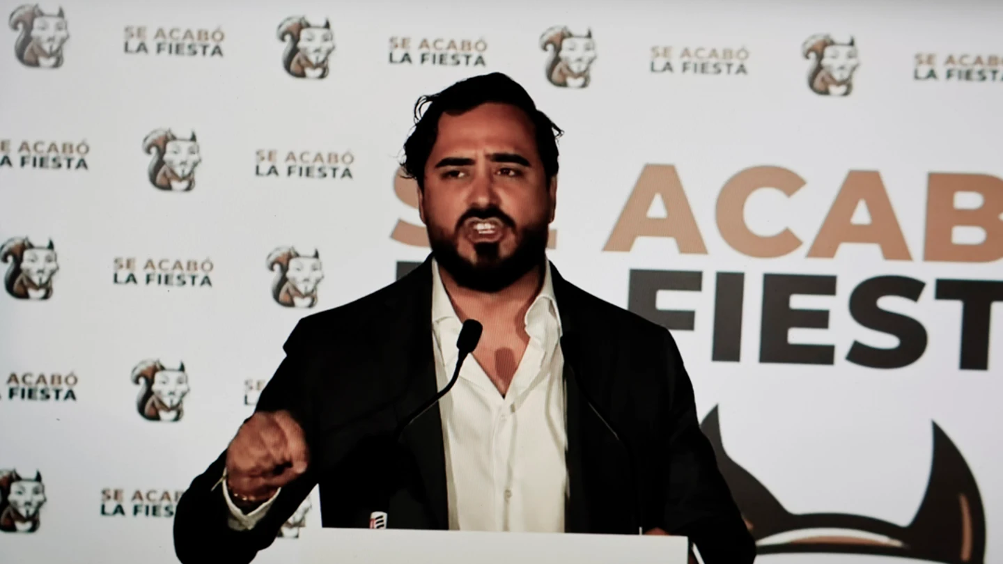 Captura de video de la comparecencia ante los medios este domingo en Madrid del líder de la agrupación de electores Se Acabó la Fiesta, Luis ‘Alvise’ Pérez Luis 'Alvise' Pérez,líder de Se Acabó la Fiesta, durante su comparecencia tras las elecciones europeas de 2024 en Madrid.