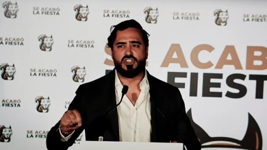 Captura de video de la comparecencia ante los medios este domingo en Madrid del líder de la agrupación de electores Se Acabó la Fiesta, Luis ‘Alvise’ Pérez Luis 'Alvise' Pérez,líder de Se Acabó la Fiesta, durante su comparecencia tras las elecciones europeas de 2024 en Madrid.