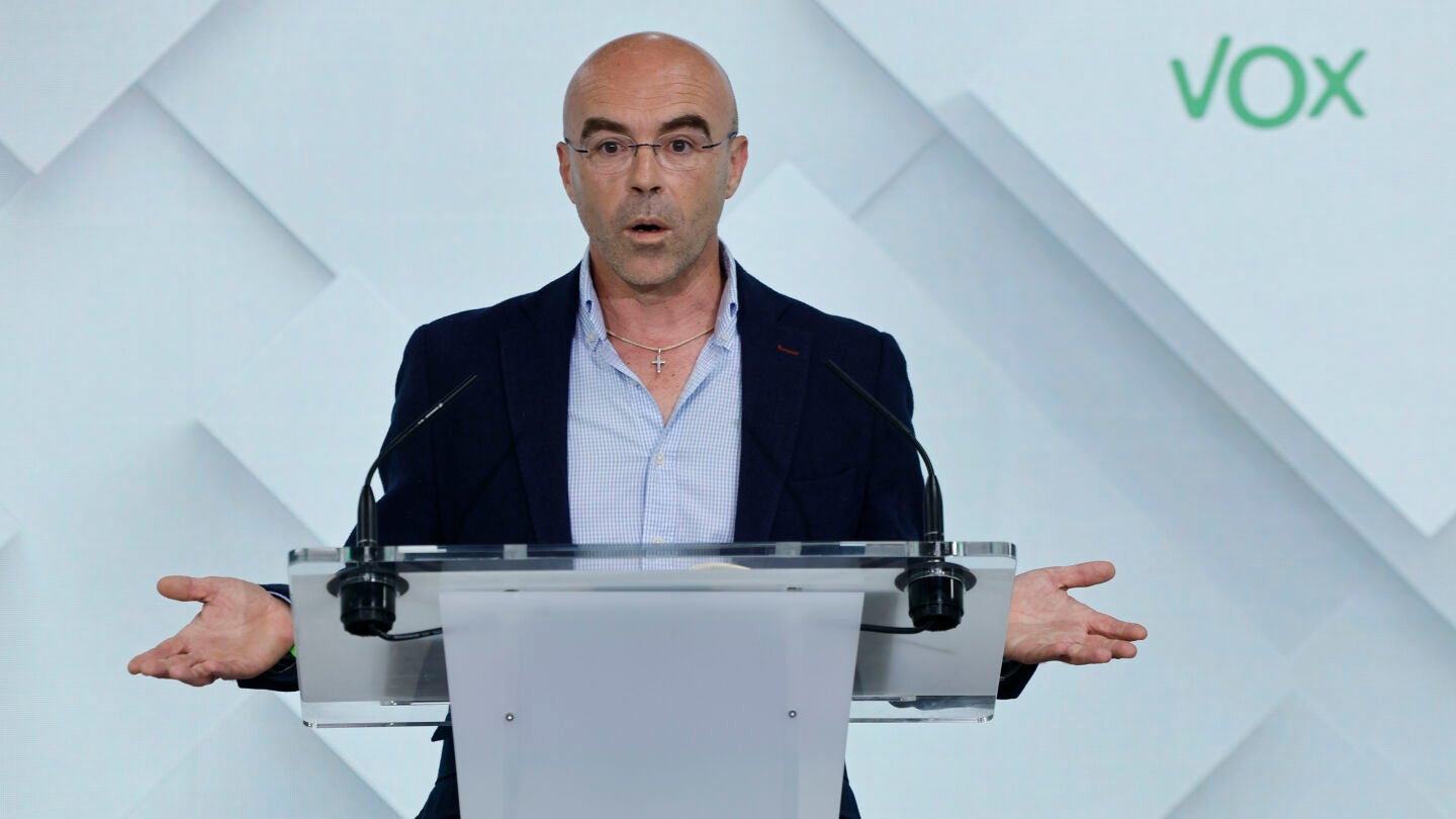 El cabeza de lista de Vox a las elecciones al Parlamento Europeo, Jorge Buxad&eacute;, durante la rueda de prensa que ha ofrecido este lunes en la sede del partido para valorar los resultados del 9-J.