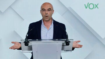 El cabeza de lista de Vox a las elecciones al Parlamento Europeo, Jorge Buxadé, durante la rueda de prensa que ha ofrecido este lunes en la sede del partido para valorar los resultados del 9-J.