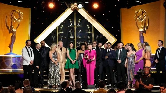 Kelly Clarkson y el equipo de 'The Kelly Clarkson Show' recogen el premio a Mejor Talk Show durante la gala de los 51 Daytime Emmy Awards de 2024. El equipo de 'The Kelly Clarkson Show' sobre el escenario de la gaola de los 51 Daytime Emmy Awards de 2024.