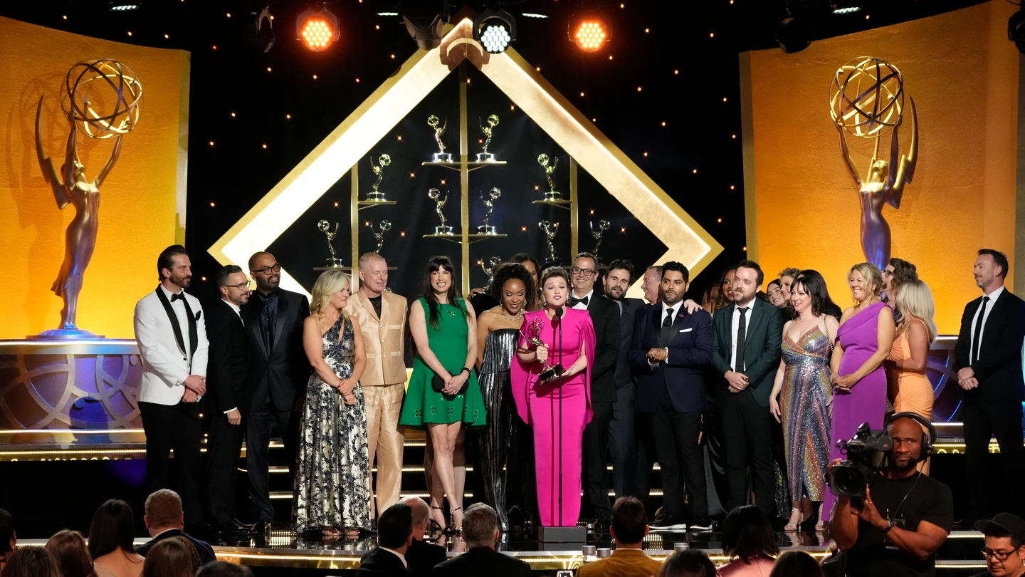 Kelly Clarkson y el equipo de 'The Kelly Clarkson Show' recogen el premio a Mejor Talk Show durante la gala de los 51 Daytime Emmy Awards de 2024. El equipo de 'The Kelly Clarkson Show' sobre el escenario de la gaola de los 51 Daytime Emmy Awards de 2024.