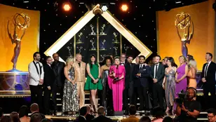 Kelly Clarkson y el equipo de &#39;The Kelly Clarkson Show&#39; recogen el premio a Mejor Talk Show durante la gala de los 51 Daytime Emmy Awards de 2024.