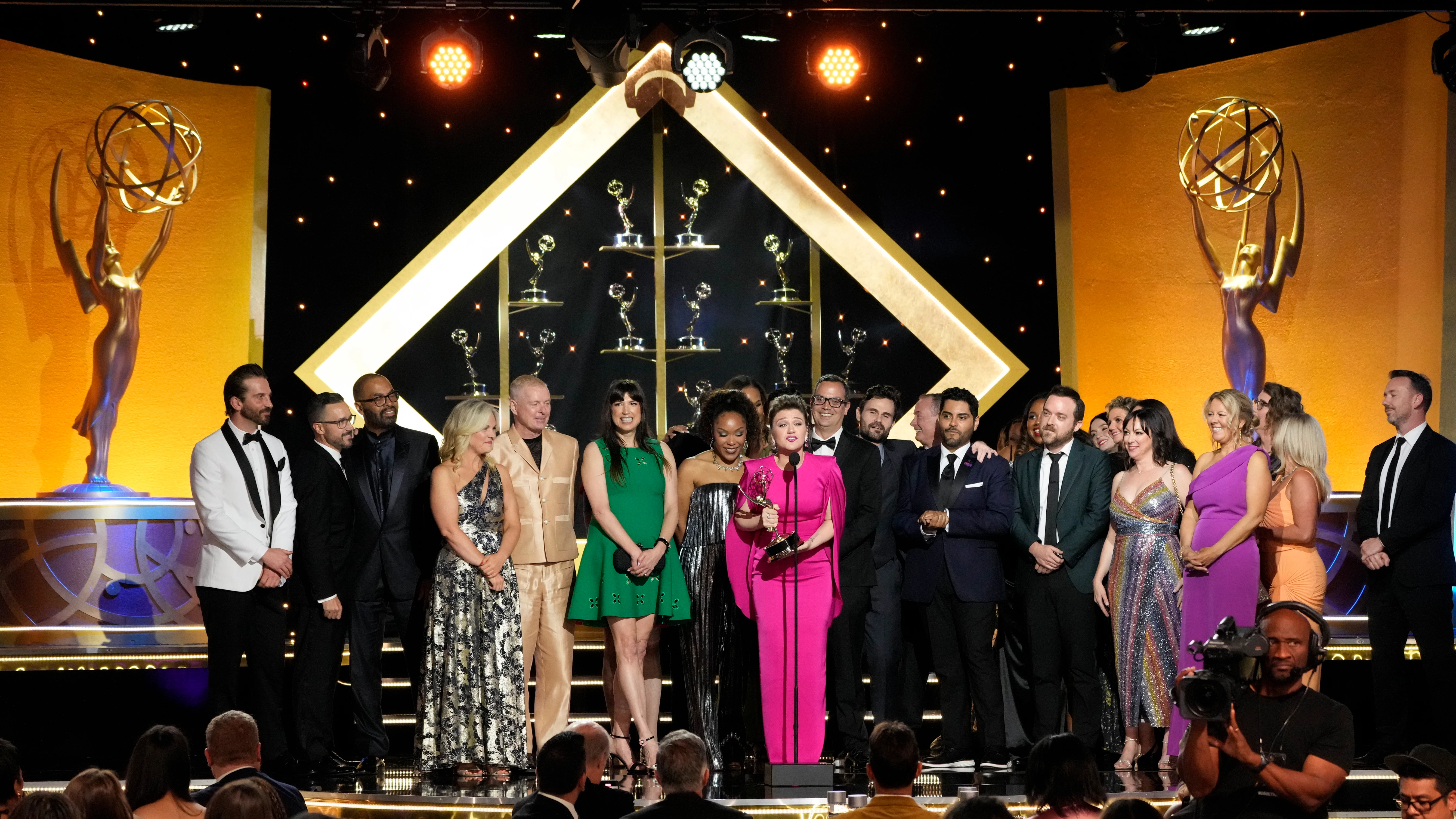 Kelly Clarkson y el equipo de 'The Kelly Clarkson Show' recogen el premio a Mejor Talk Show durante la gala de los 51 Daytime Emmy Awards de 2024. El equipo de 'The Kelly Clarkson Show' sobre el escenario de la gaola de los 51 Daytime Emmy Awards de 2024.