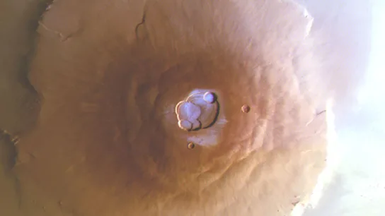 Descubren escarcha en los volcanes Tharsis de Marte donde "era improbable" que hubiera hielo  La escarcha del monte Olimpo, sombreada en azul. Crédito: ESA/DLR/FU Berlin