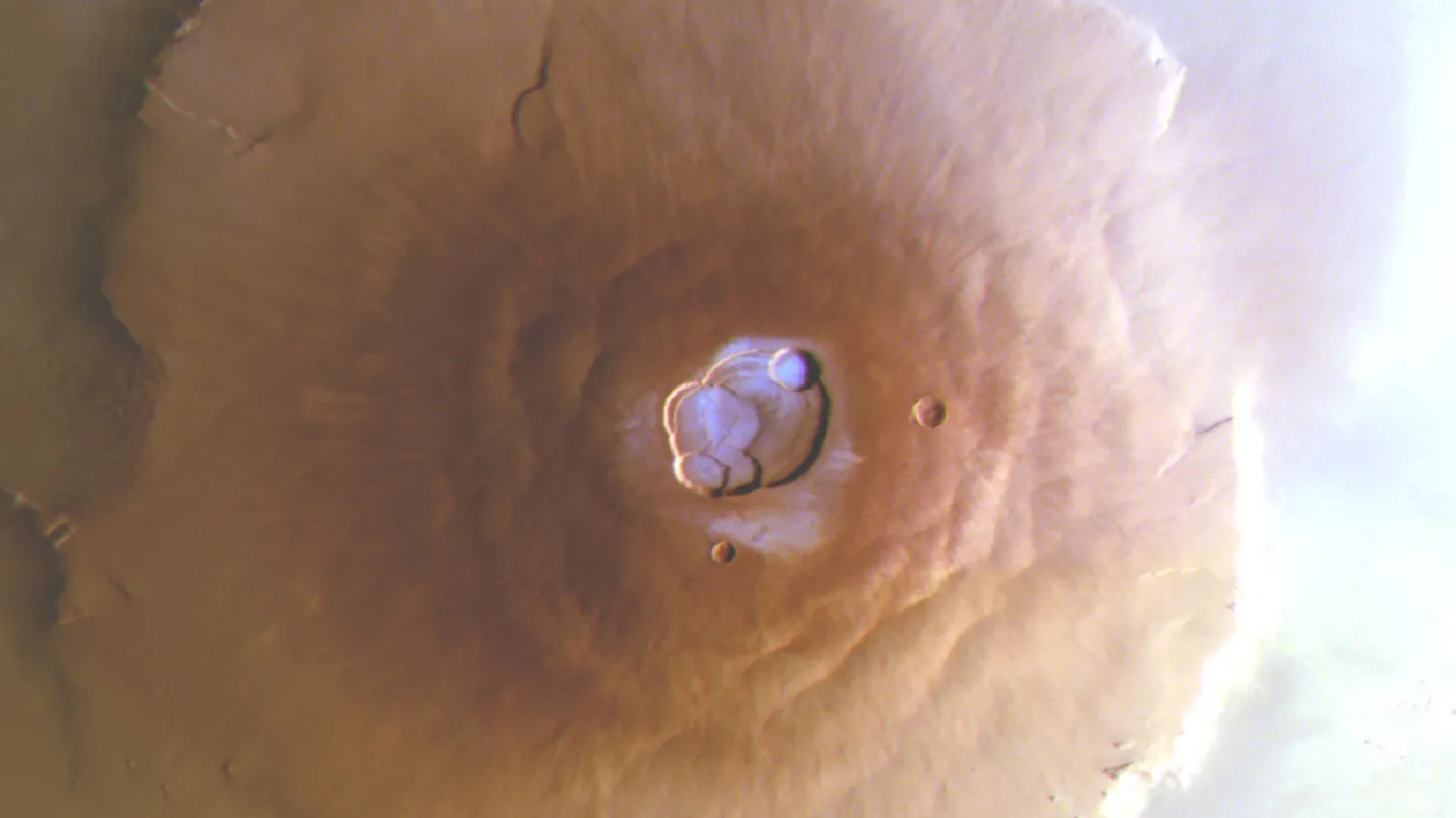 Descubren escarcha en los volcanes Tharsis de Marte donde "era improbable" que hubiera hielo La escarcha del monte Olimpo, sombreada en azul. Crédito: ESA/DLR/FU Berlin
