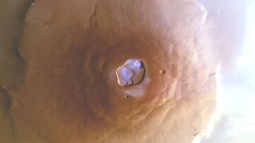 Descubren escarcha en los volcanes Tharsis de Marte donde "era improbable" que hubiera hielo 