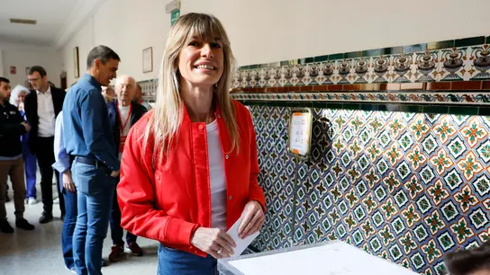 Begoña Gómez (c), esposa del presidente del Gobierno, Pedro Sánchez (i), el pasado domingo 9 de junio. Begoña Gómez (c), esposa del presidente del Gobierno, Pedro Sánchez (i), el pasado domingo 9 de junio.