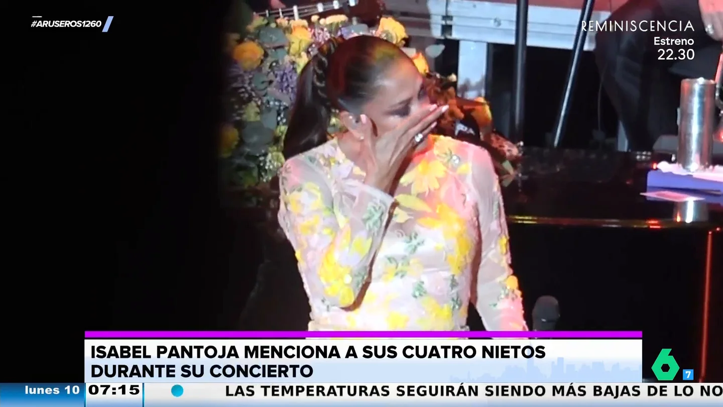 Las lágrimas de Isabel Pantoja al dedicarle una canción a sus cuatro nietos en su concierto en Almería Las lágrimas de Isabel Pantoja al dedicarle una canción a sus cuatro nietos en su concierto en Almería