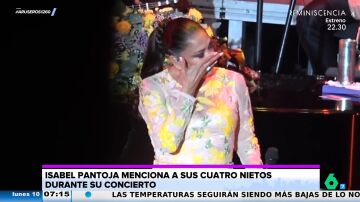 Las lágrimas de Isabel Pantoja al dedicarle una canción a sus cuatro nietos en su concierto en Almería