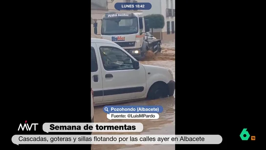 El divertido momento entre Iñaki López y Joanna Ivars: "¿Llamarse Pedro Sánchez es una negligencia?" Iñaki López y Cristina Pardo analizan con Joanna Ivars las fuertes lluvias vividas en las últimas horas en Albacete y se detienen en un curioso vídeo donde un camionero se enfrenta a una calle llena de agua con una curiosa coincidencia.