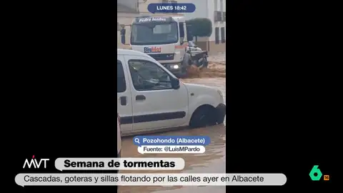 Iñaki López y Cristina Pardo analizan con Joanna Ivars las fuertes lluvias vividas en las últimas horas en Albacete y se detienen en un curioso vídeo donde un camionero se enfrenta a una calle llena de agua con una curiosa coincidencia.