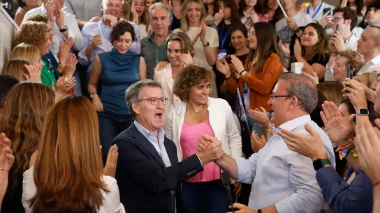 El líder del PP, Alberto Núñez Feijóo, junto a su candidata a las elecciones europeas, Dolors Montserrat El líder del PP, Alberto Núñez Feijóo, junto a su candidata a las elecciones europeas, Dolors Montserrat