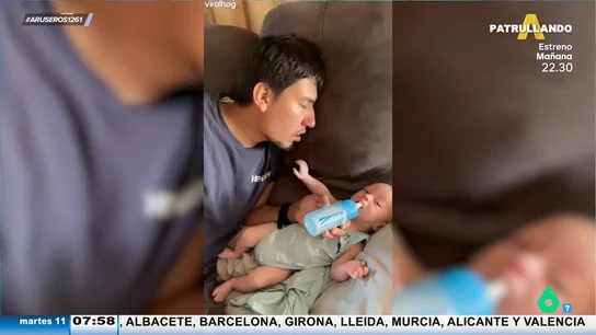 Así intenta coger el biberón un bebé cuando su padre se queda dormido mientras se lo da Así intenta coger el biberón un bebé cuando su padre se queda dormido mientras se lo da