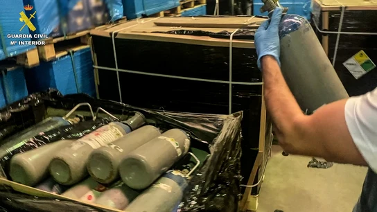 Imagen de la intervención de litros de óxido nitroso o "gas de la risa", en botellas de diferentes capacidades y cartuchos metálicos. Imagen de la intervención de litros de óxido nitroso o "gas de la risa", en botellas de diferentes capacidades y cartuchos metálicos.