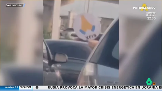 El ingenioso conductor que utiliza un cartel con emoticonos para avanzar el coche en un atasco El ingenioso conductor que utiliza un cartel con emoticonos para avanzar el coche en un atasco