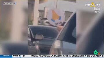El ingenioso conductor que utiliza un cartel con emoticonos para avanzar el coche en un atasco 