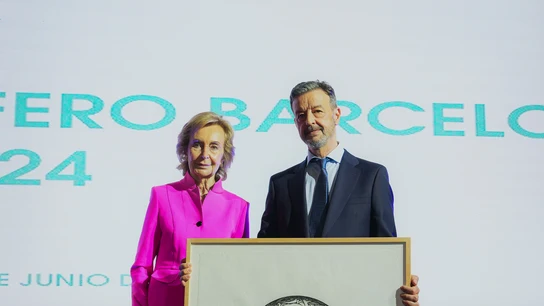 Dr. Luis Álvarez-Vallina recoge su premio junto a Esther Torres de Baselga, en la gala benéfica de Fundación FERO. Dr. Luis Álvarez-Vallina recoge su premio junto a Esther Torres de Baselga, en la gala benéfica de Fundación FERO.