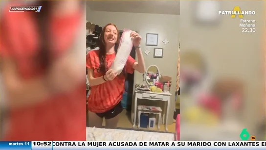 Niña estalla de la risa al ver las compresas Niña estalla de la risa al ver las compresas