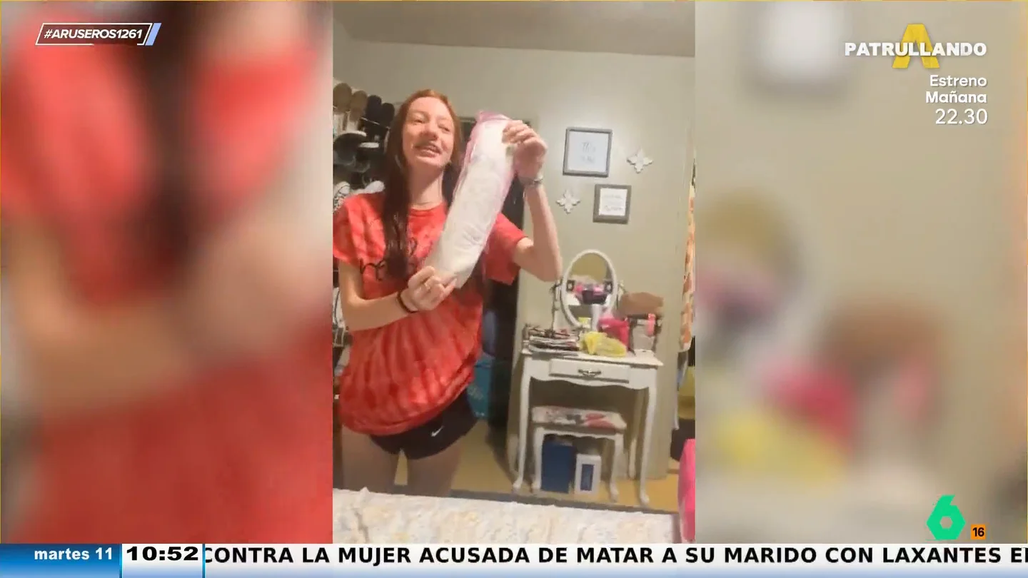 Niña estalla de la risa al ver las compresas Niña estalla de la risa al ver las compresas