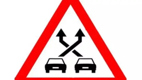 Esta nueva señal de tráfico está confundiendo a muchos conductores y puede ser un riesgo Esta nueva señal de tráfico está confundiendo a muchos conductores y puede ser un riesgo