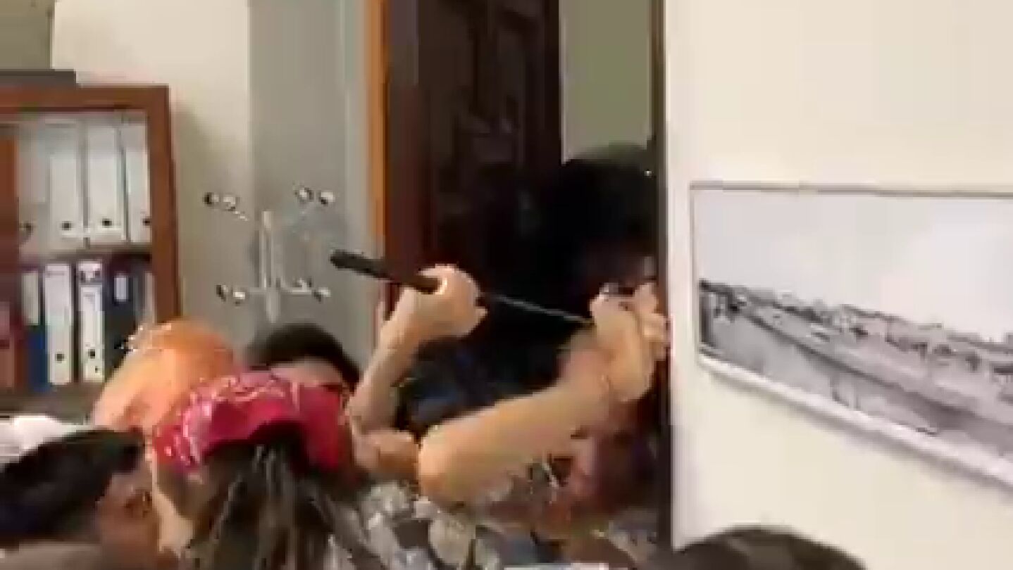 Desalojan a golpes a los estudiantes encerrados en la Universidad de Sevilla en protesta contra el genocidio en Gaza